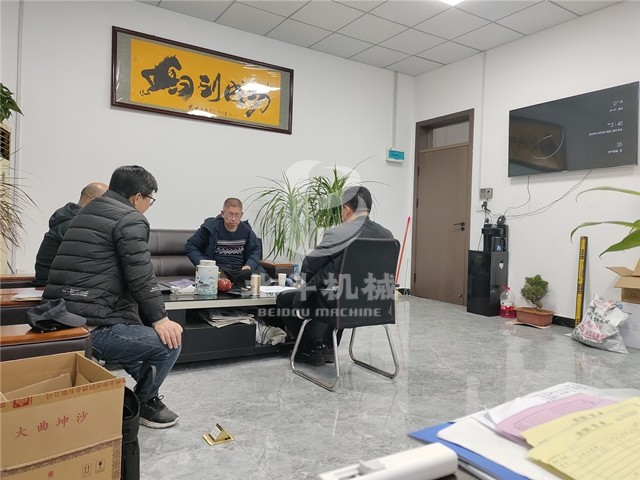 河北客戶(hù)考察炭化行業(yè)新寵——麻桿炭化爐