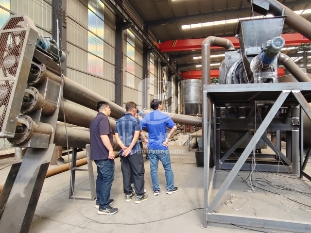 5月酷熱中客戶來考察生物質(zhì)炭化爐