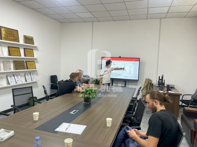 從屏幕對(duì)面到面對(duì)面,外國(guó)客戶來(lái)考察炭化爐