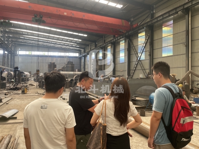 北斗機(jī)械實(shí)力引客！客戶實(shí)地考察炭化爐